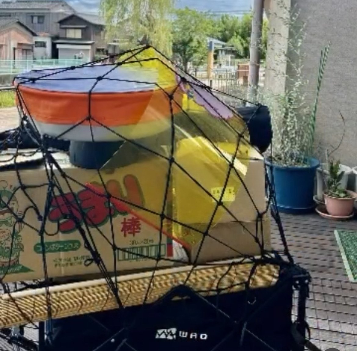 出張用に駄菓子を積んだカート