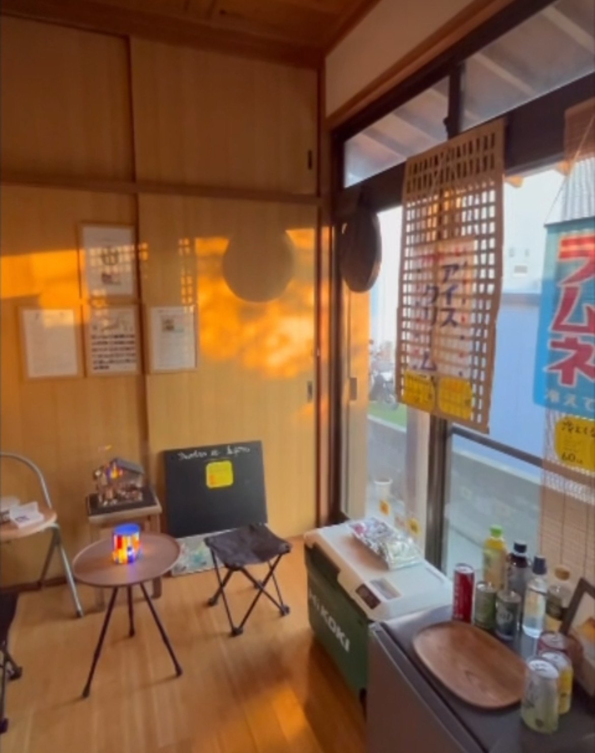 駄菓子屋モモカフェの店内